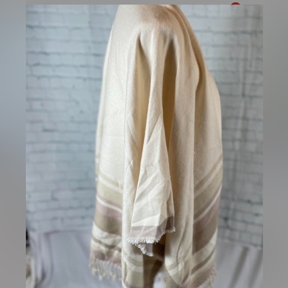 NEW Abercrombie & Fitch cream fringe shawl cape sweater poncho blanket one size - Picture 6 of 8